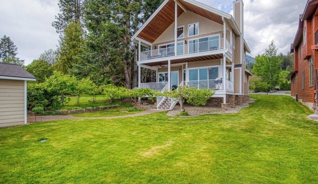 Lakefront home with kayaks, dock, WiFi, fireplaces, BBQ grill in Hope