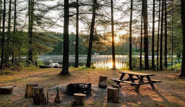 Lakefront Log Cabin w/Loft, Kayaks, Canoe, EV in Black River Falls