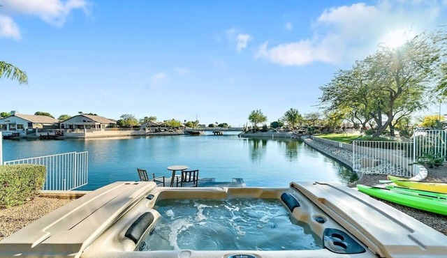 Lakefront Oasis, HotTub, Kayaks, Game Room