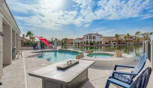 Lakefront retreat w/Private pool- Winter/Mid-Term visitor discount available