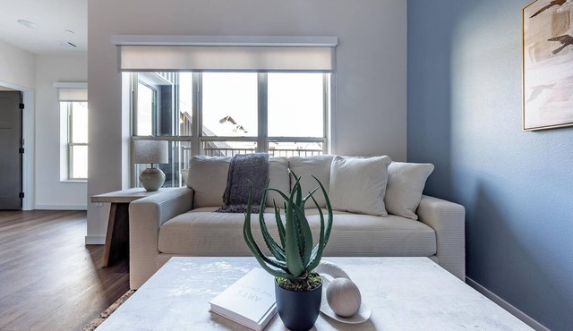 Landing | Chic 1BD, Pool, Gym