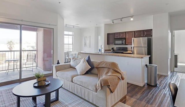 Landing | Chic 2BD, Gym