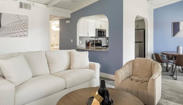 Landing | Chic 2BD, Courtyard