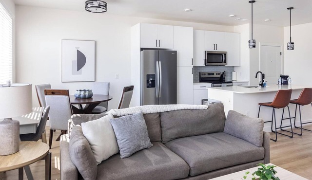 Landing | Modern 1BD, Gym, Pool