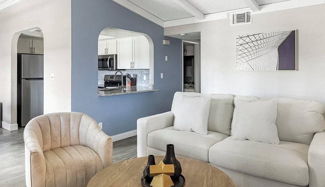 Landing | Spectacular 2BD, Courtyard