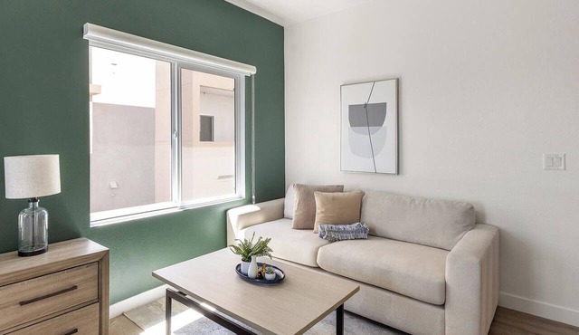 Landing | Stunning Studio, Gym, Pool