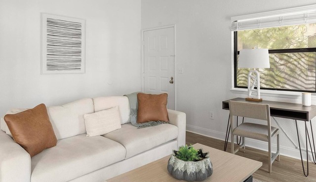 Landing | Stylish 2BD, Courtyard