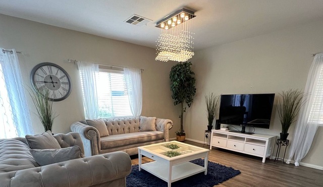 Large 3 BDRM minutes from Strip/Airport