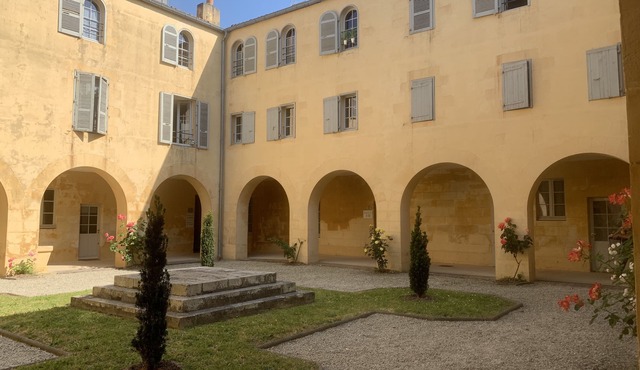 Large 60 m2 apartment, historic center, near the market, former convent in La Rochelle