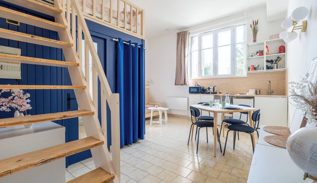 Large, bright, quiet studio with private parking in front of entrance - easy access in Tours