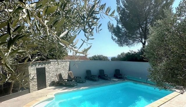 Large contemporary house with garden in Seillons-Source-d'Argens