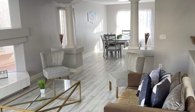 Large modern home, perfect for large groups. Minutes from the strip.