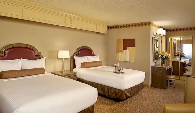 Las Vegas Nightlife Experiences At Your Doorstep! 2 Affordable Units Near Strip!