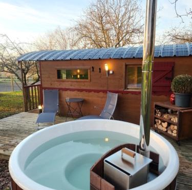 le cocon d'amour " Roulotte avec bain nordique privée" in La Chapelle-du-Fest