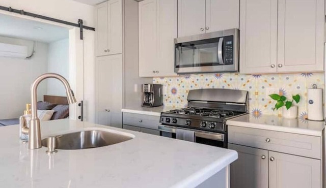Light & Bright, Centrally Located Casita/Apartment in Long Beach