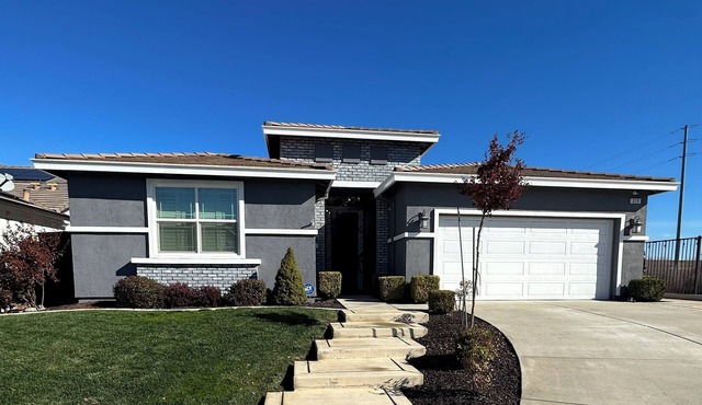Lincoln Great Home w/Beautiful Pool+ Hot Tub - Welcome! Enjoy your stay! in Lincoln