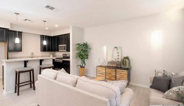 Local 3BD/2.5BA - WiFi & Parking