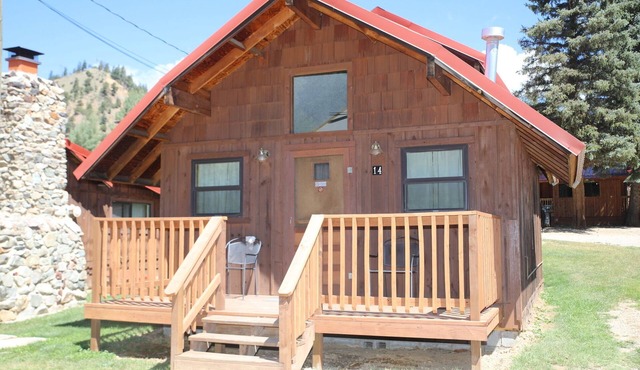 Located on the river, facing the Mountains in Red River
