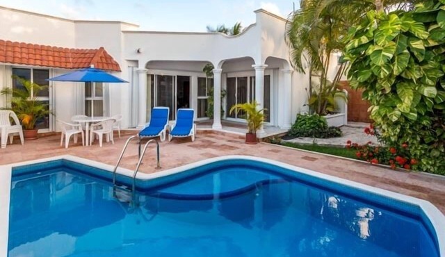 Location, location, location, private villa, pool, Vonage, Wifi, close to town in Cozumel