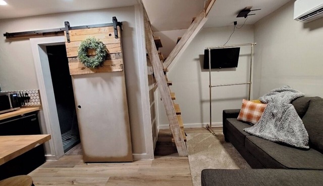 Lofted Barn on Mini Farm with AC and WiFi in Globe in Globe