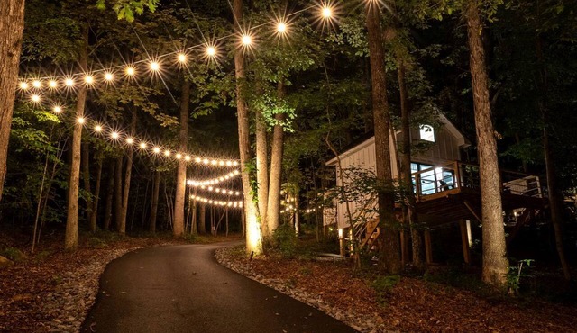 Lofted Romantic Tree House Immersed in Nature in Alabama in Scottsboro