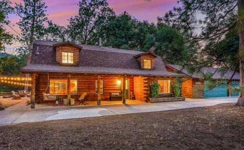 Log Cabin w/pool, spa, game room, sleeps 20