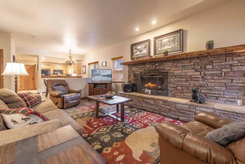 Log Haus Log cabin townhouse steps to the lake!