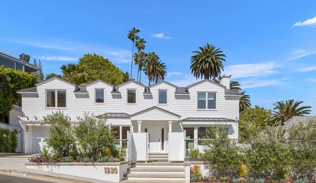 London Villa - Striking Modern Cape Cod in the heart of the Sunset Strip.