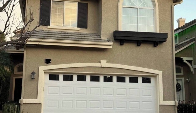Lovely gated T.O. home monthly housekeeping. Community pool, spa & tennis courts