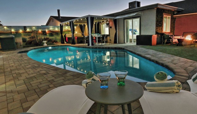Lunar: Old Town Luxury Heated Pool 2 Kings Gameroom Hottub Karaoke Privacy