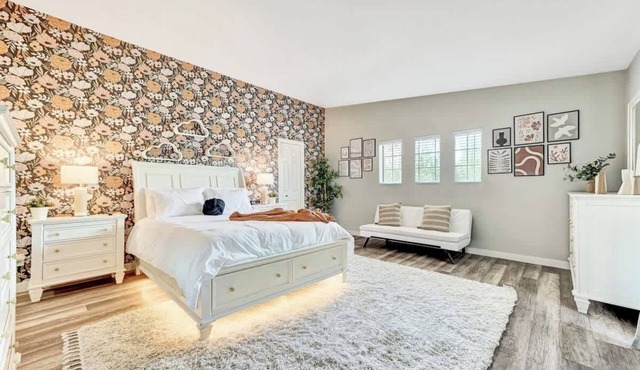 LUX 7BA/5BA Oasis w/Heated Pool & Spa +huge garden