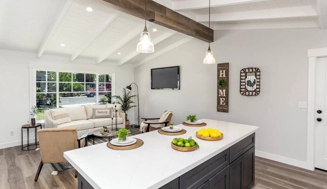 Lux Pool Oasis, 3BR,Chic Kitchen in Concord