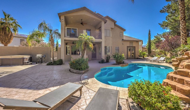 Lux Pool Villa in Green Valley Ranch with Jacuzzi