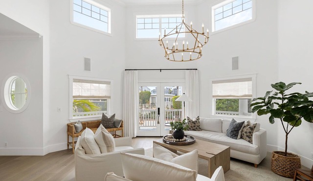 LUXE HOME; pool, hot tub, fire pit, huge 4BR/3.5BTH, very close to BCH & DT MB