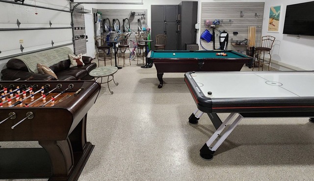 LuxeHome A/C PoolTable AirHockey XBox Pacman EVChrg HotTub Bikes SHARC 1DogOK in Sunriver
