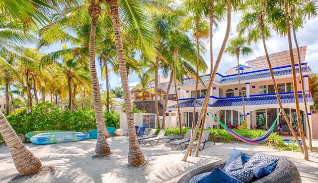 Luxurious and elegant beachfront villa featuring comfort and elegance! in Akumal