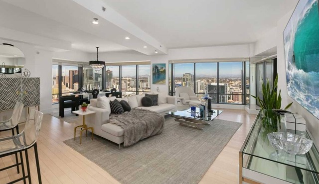 Luxurious Condo with Phenomenal Views!