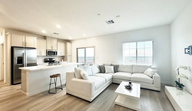Luxurious Summerlin Townhome,BEDROOM downstairs/Loft UP with STRIP&CITY VIEWS!