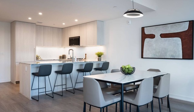 Luxurious Urban Oasis in Hollywood – Resort-Style Amenities & Stunning Views