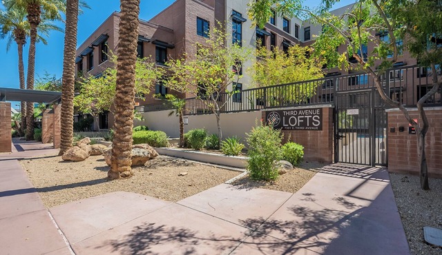 Luxury 1-Bedroom loft in Old Town Scottsdale, sleeps 3, Pool, Spa, & Parking