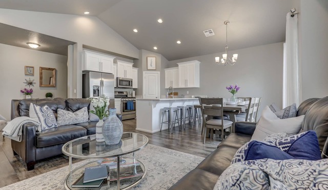 Luxury 3BD suite townhome w/pool close to Zion. Great for groups! in Washington