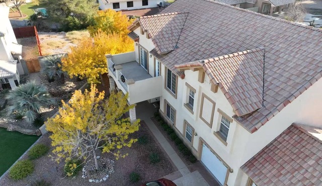 Luxury 6 bedroom Vegas estate, pool, basketball court & close to the Strip