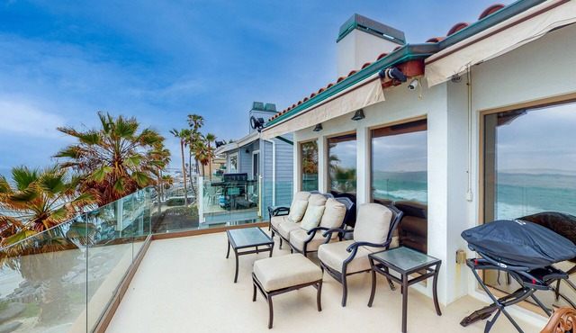 Luxury Beachfront Getaway - Main House in Oceanside