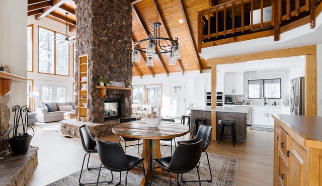 Luxury Cabin, Game Room, Firepit, Deck w/Mtn View, Trailer Parking & Family Time
