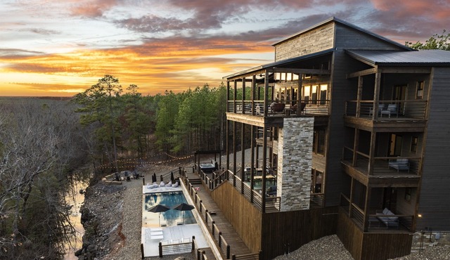 Luxury Creekside Lodge with Pool and Pickleball in Broken Bow