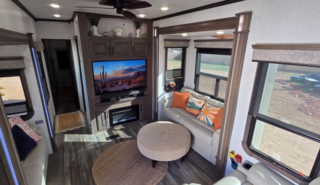 Luxury Glamping Oasis: Farm Animals, Free Eggs & Mountain Views