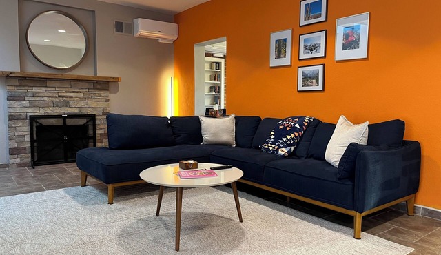 Luxury King Bed w/Fast WiFi Near UA, Downtown Tucson, 4th Ave, Rialto and Fox