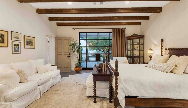 Luxury king suite downtown w/lush garden terrace
