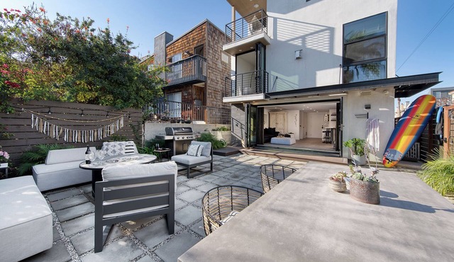 Luxury Marina del Rey Beach House with Rooftop Fire Pit + Walk to Beach