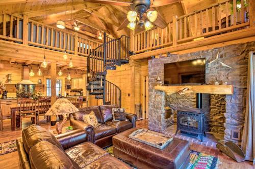 Luxury Mountain Cabin w/Furnished Deck + Views!